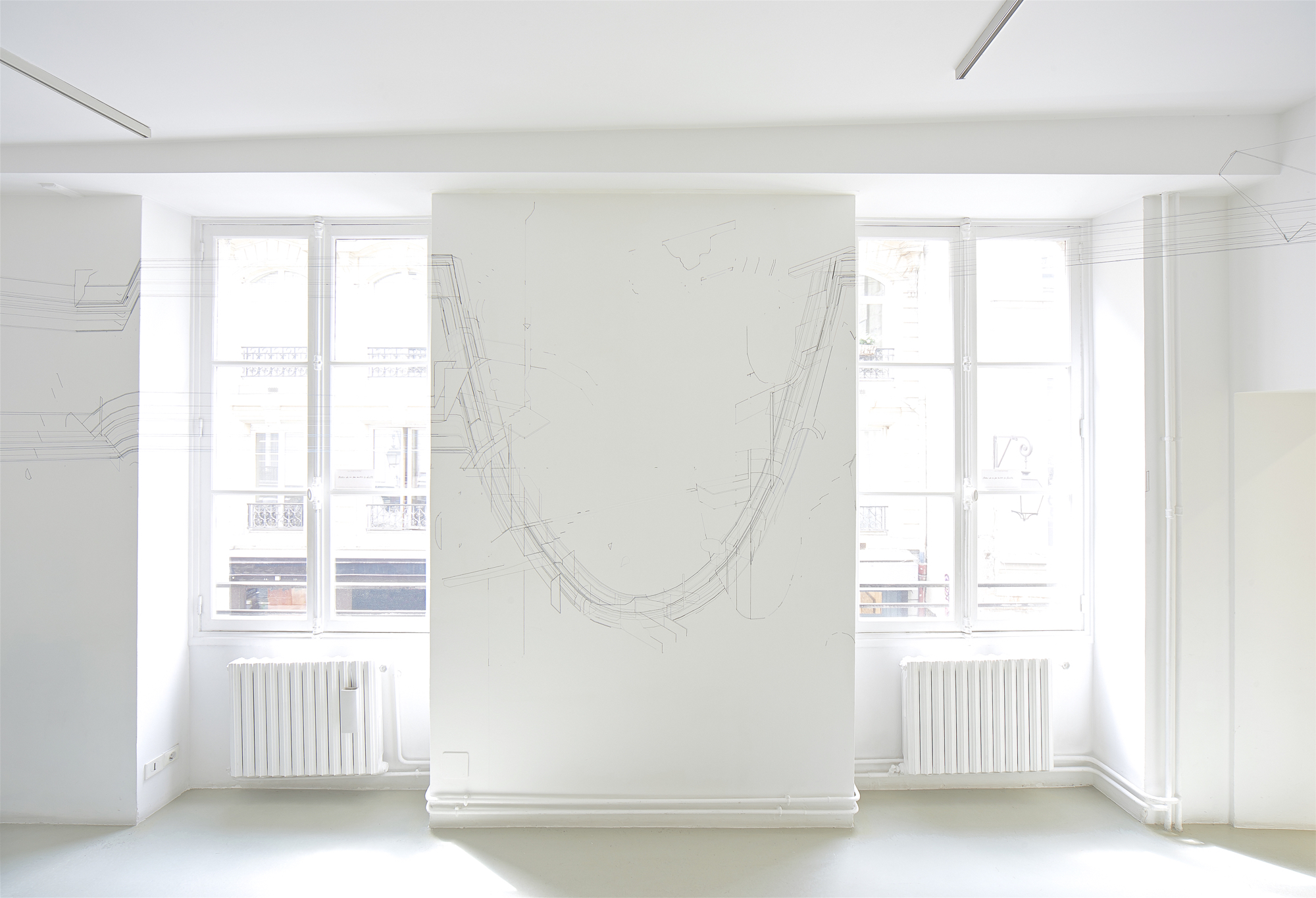 Bug report (Catenary), 2015. Fil de coton et fil de soie sur mur. «FID PRIZE 2015» Vue de l'exposition,  Galerie Catherine Putman, Paris. © ADAGP Keita Mori Photo. Tagma Hiroki Courtesy the artist and Galerie Catherine Putman, Paris.